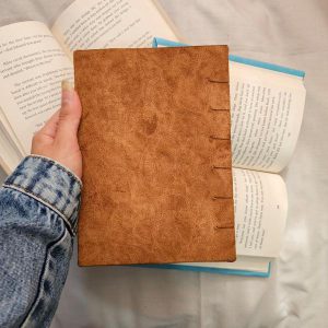 دفتر مخملی قهوه‌ای ساده